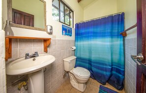 Deluxe Suite, Kitchen, Pool View | Bathroom