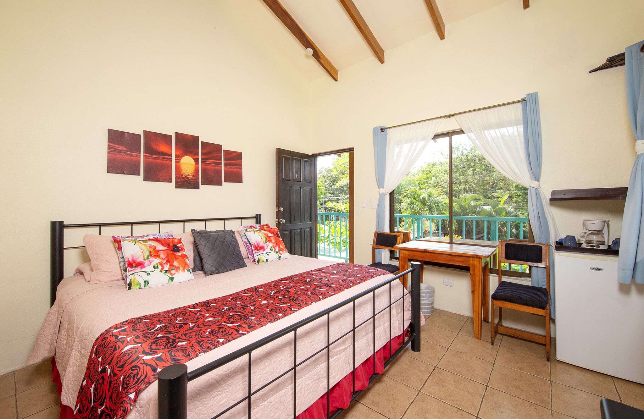 ห้องฮันนีมูน | เครื่องนอนระดับพ  รีเมียม, เตียงเมมโมรีโฟม, ตู้นิรภัยในห้องพัก, โต๊ะทำงาน