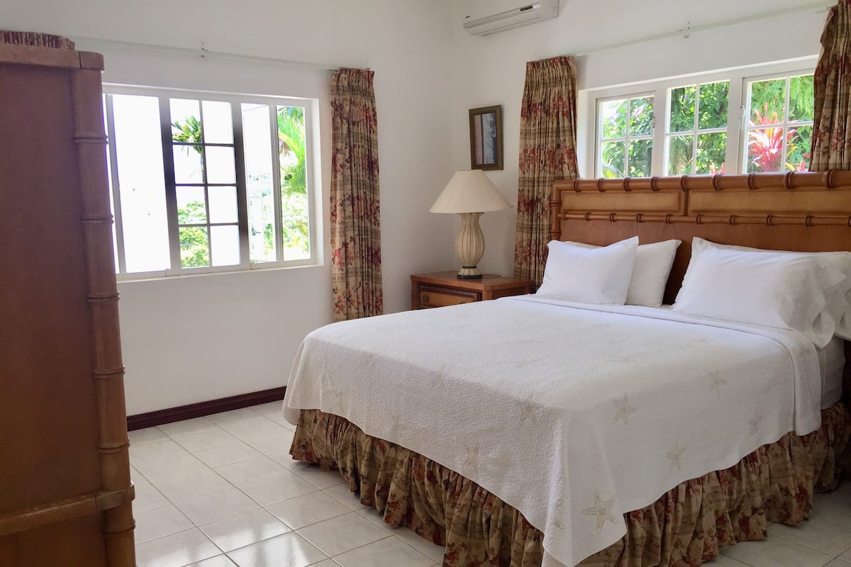 Chambre Double Confort, 1 très grand lit, vue jardin, en bord de piscine