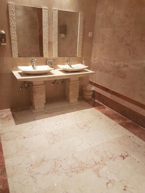 Separate tub and shower, hair dryer, slippers, towels - Snood Al Aziziah (Makkah)