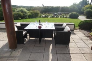 Outdoor dining - Stavelot Chalet with Garden (Hockai)
