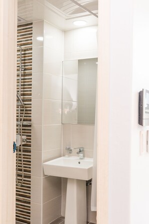 Dreibettzimmer | Waschbecken im Bad