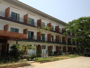 Exterior - Baansakulpetch Hotel (Sung Noen)