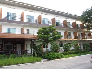 Exterior - Baansakulpetch Hotel (Sung Noen)