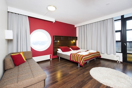 Escritorio, tabla de planchar con plancha, wifi gratis y ropa de cama . Sport & Spa Hotel Vesileppis