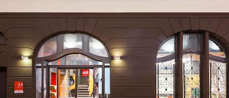 In-room safe, desk, laptop workspace, soundproofing