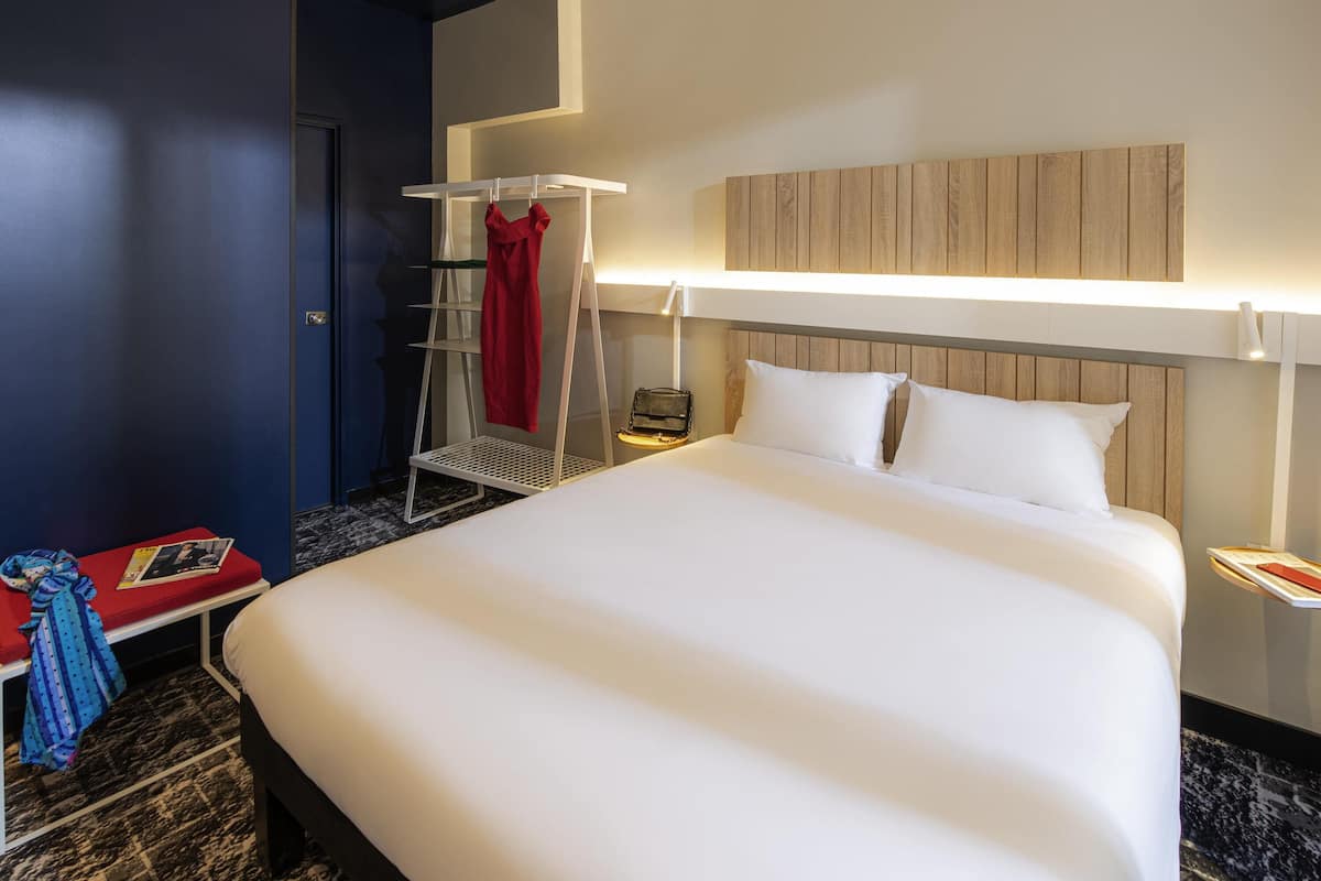 Caja de seguridad en la habitación y escritorio