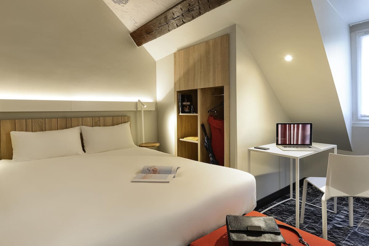 Habitación estándar, 1 cama doble | Caja fuerte, escritorio, espacio para trabajar con un portátil