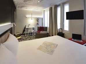 Habitación estándar, varias camas | Caja de seguridad en la habitación y escritorio