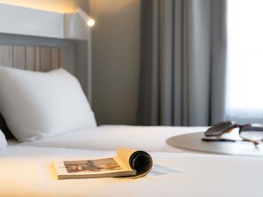 Standaard Twin kamer, 2 eenpersoonsbedden | Een kluis op de kamer, een bureau, een laptopwerkplek