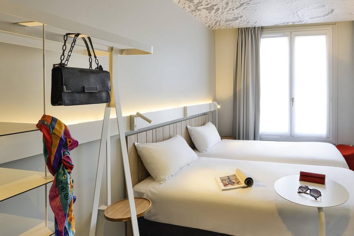 Habitación estándar con 2 camas individuales, 2 camas individuales | Caja fuerte, escritorio, espacio para trabajar con un portátil