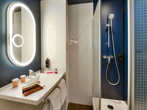 Habitación estándar con 2 camas individuales, 2 camas individuales | Caja de seguridad en la habitación y escritorio