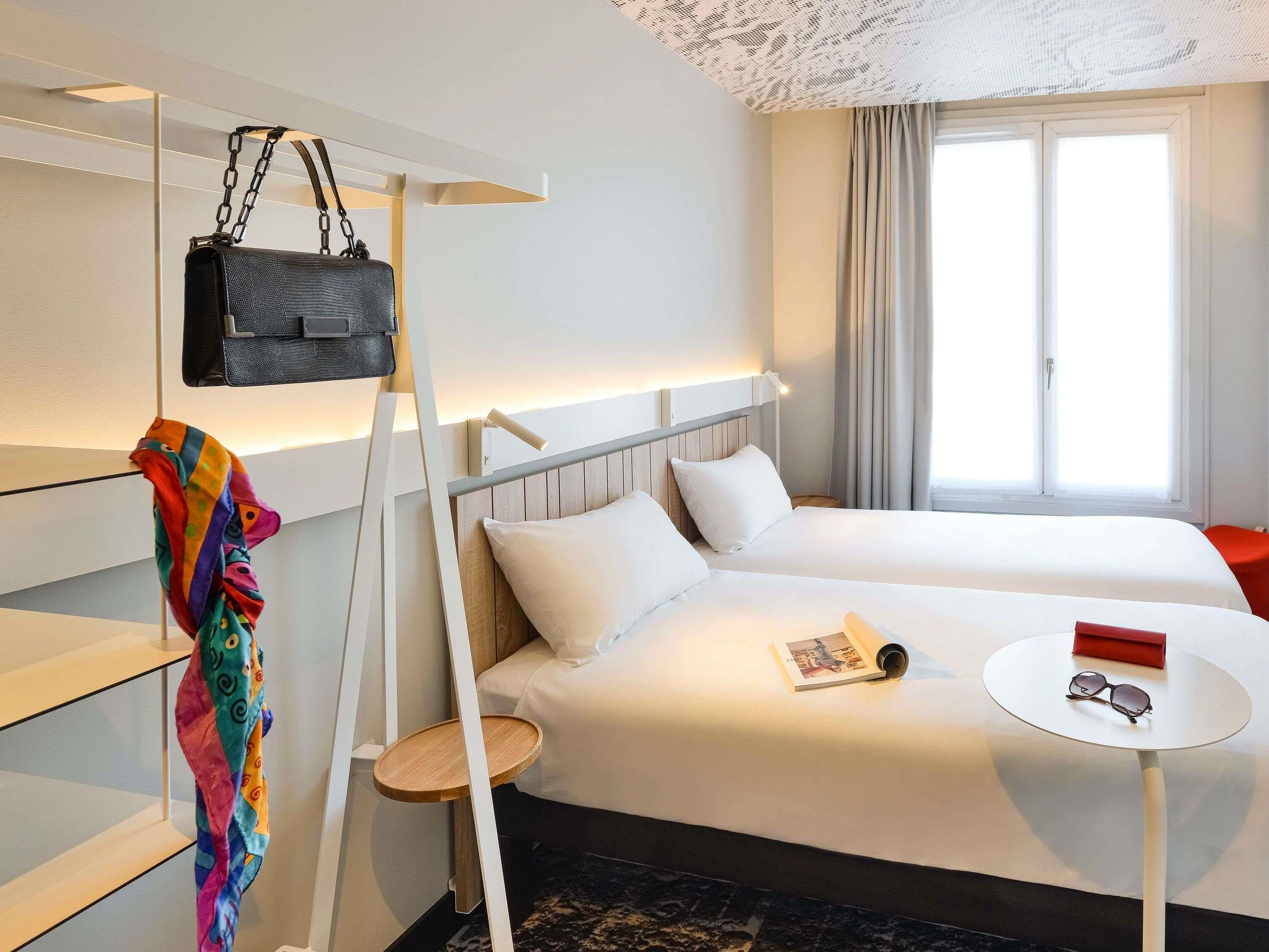 Standaard Twin kamer, 2 eenpersoonsbedden | Een kluis op de kamer, een bureau, een laptopwerkplek