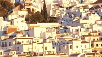 Zona urbana densamente poblada con edificios blancos muy juntos, probablemente un barrio residencial o comercial.
