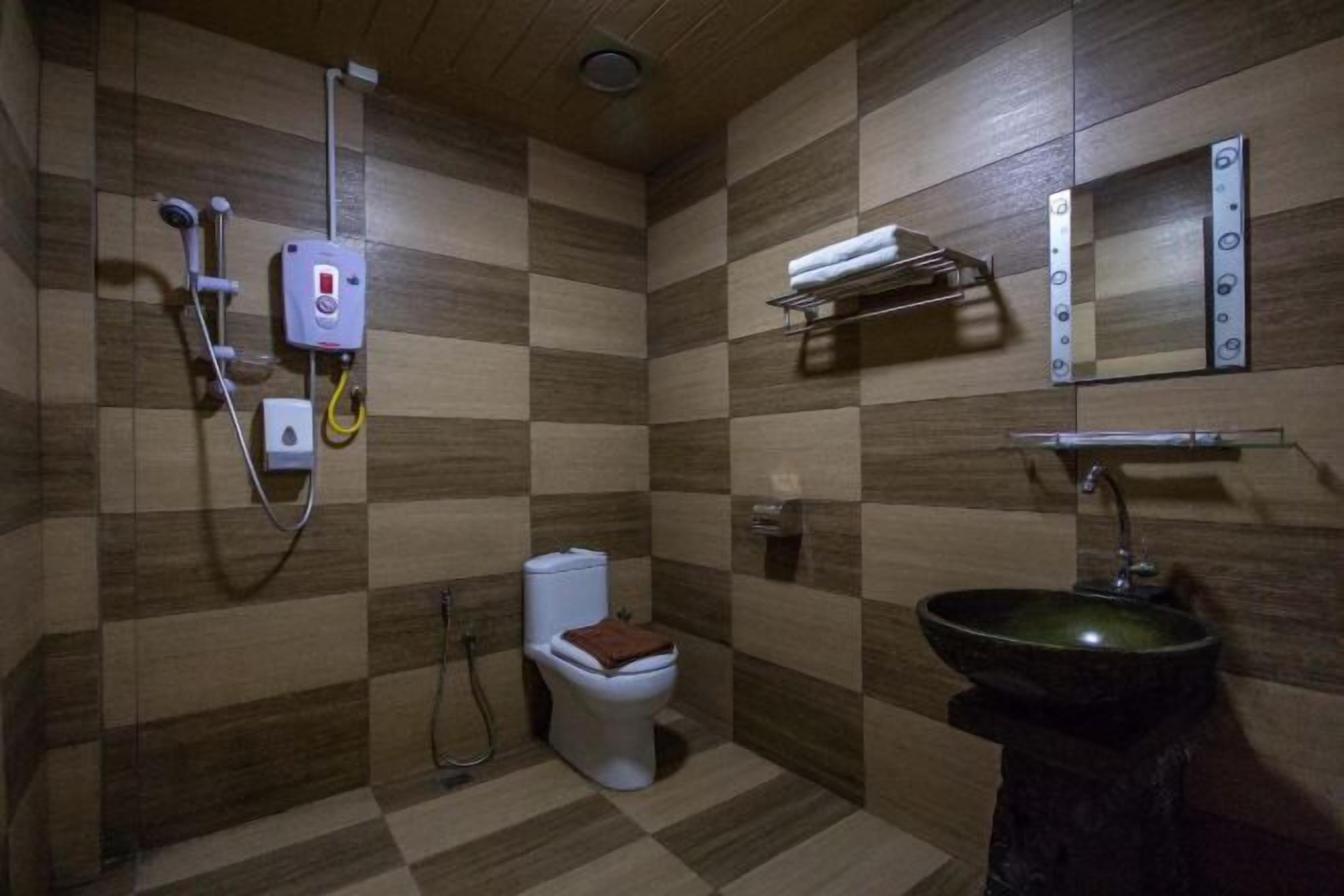 Shower, free toiletries, towels