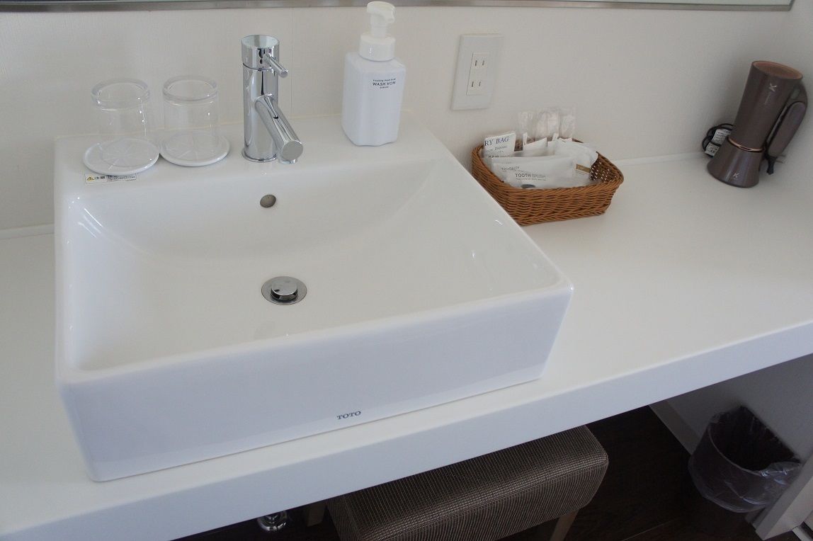 superior twin room, non smoking | bathroom | combined shower/bathtub, free toiletries, hair dryer, slippers