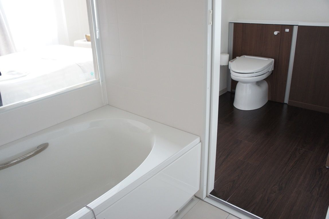 combined shower/bathtub, free toiletries, hair dryer, slippers