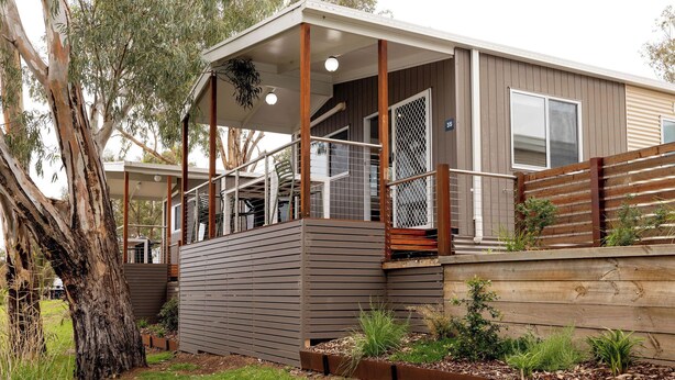 A modern house with a covered porch, a fenced garden, and a large tree. - BIG4 Mannum Holiday Park (Mannum)