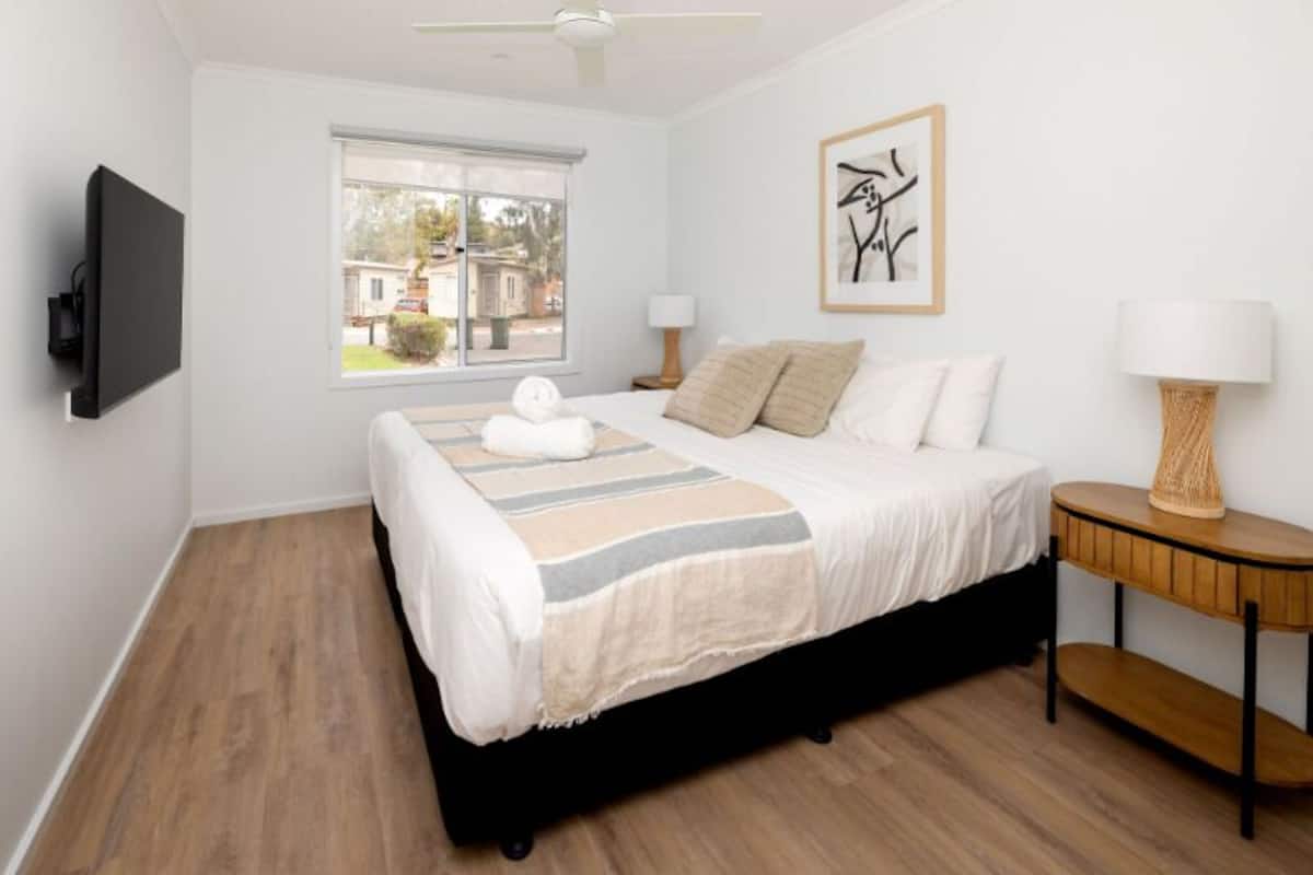 Superior Cabin | Soundproofing, iron/ironing board, free WiFi, bed sheets