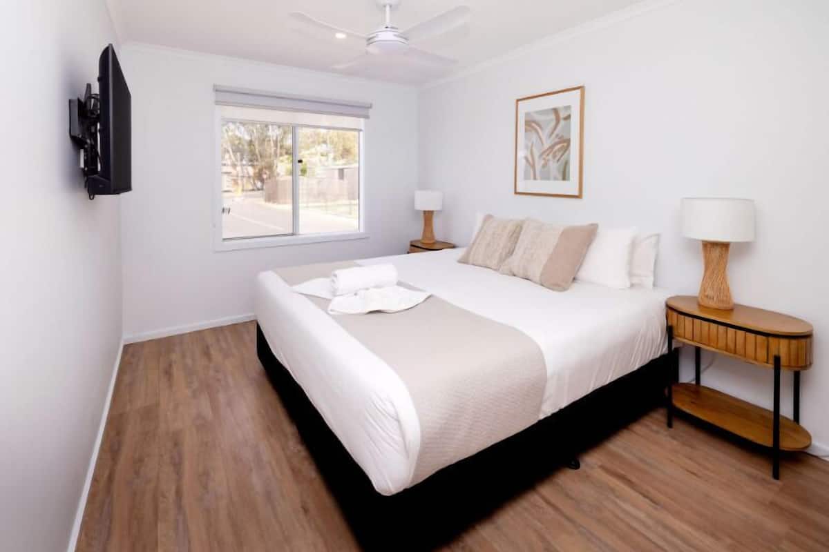 Superior Cabin | Soundproofing, iron/ironing board, free WiFi, bed sheets