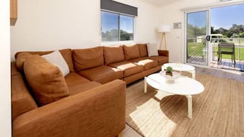 Villa, Flussblick | Wohnbereich | Flachbildfernseher, DVD-Player