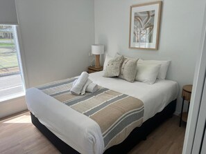 Sistema de insonorización, tabla de planchar con plancha, wifi gratis