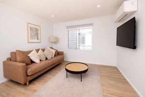 Standard-Ferienhütte | Wohnbereich | Flachbildfernseher, DVD-Player