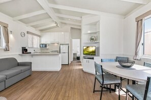 Villa familiar, vistas a la laguna | Zona de estar | Una televisión de pantalla plana, un reproductor de DVD