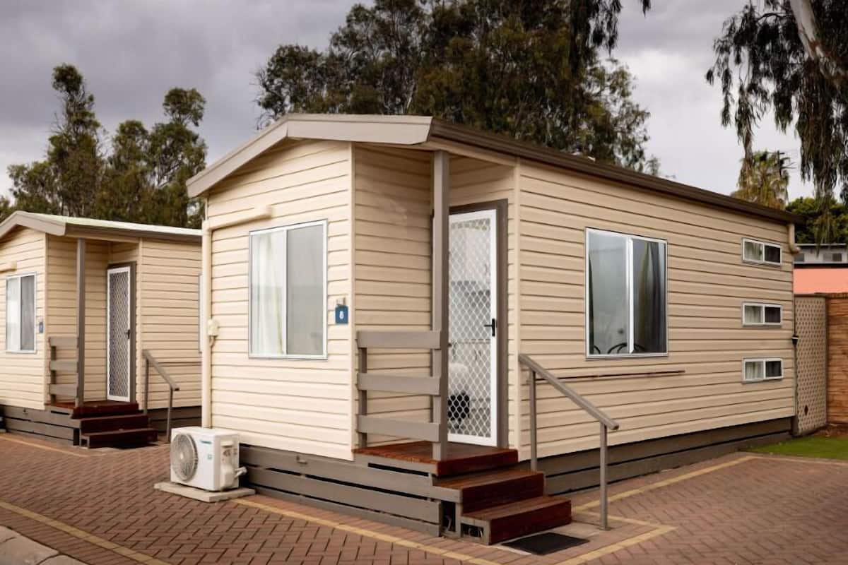 Studio Cabin | Front of property