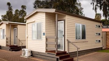 Studio Cabin | Front of property