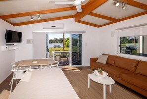 Villa, 3 bedroom, Riverview | Living area | Flat-screen TV, DVD player - BIG4 Mannum Holiday Park (Mannum)