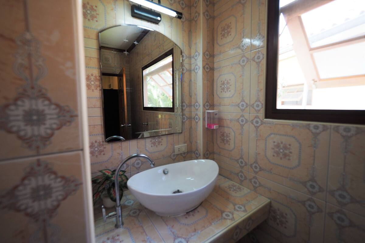 bungalow | bathroom sink