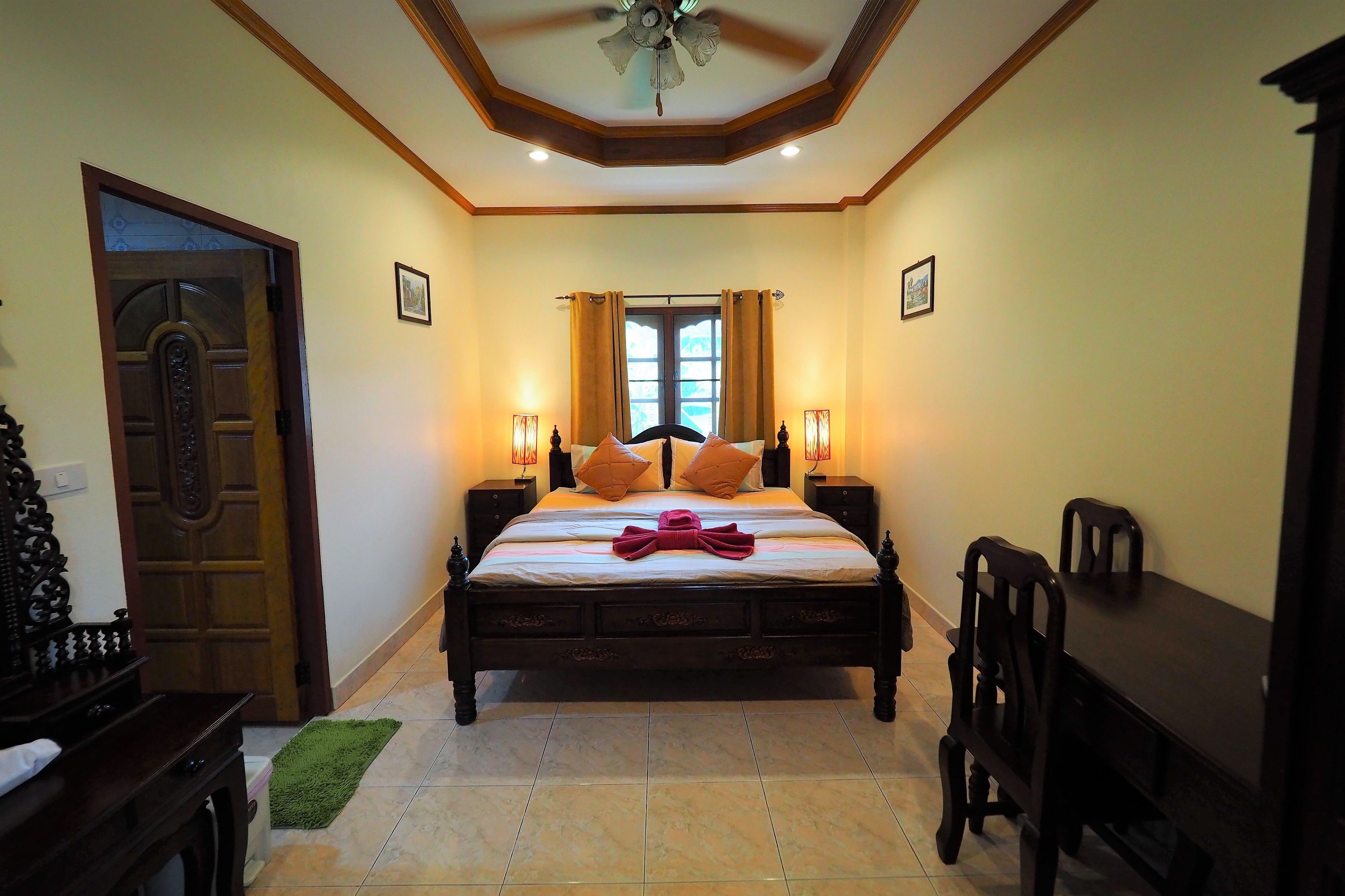 家庭平房 | 迷你吧、特色装修、办公桌、笔记本电脑工作区