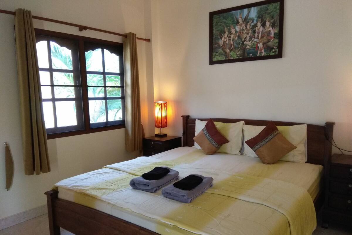 Bungalow | Minibar, desk, laptop workspace, blackout curtains