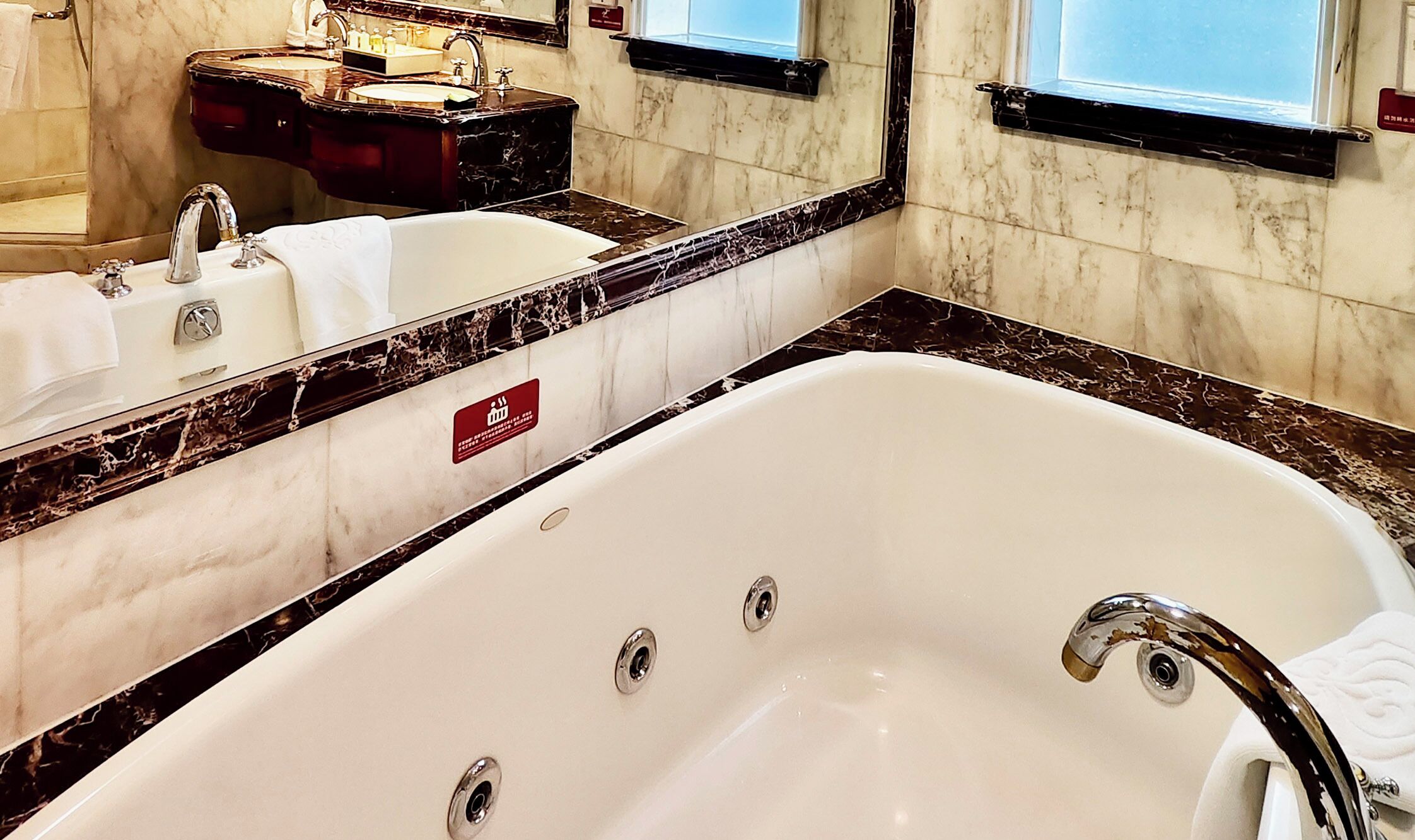 Deluxe Room, 1 Queen Bed | Bathroom | Separate bathtub and shower, free toiletries, hair dryer, bathrobes