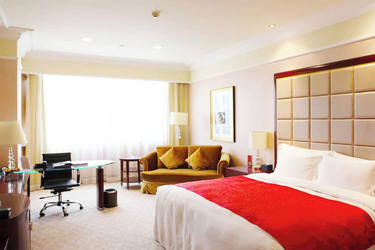 Deluxe Room, 1 Queen Bed | 1 bedroom, minibar, in-room safe, desk
