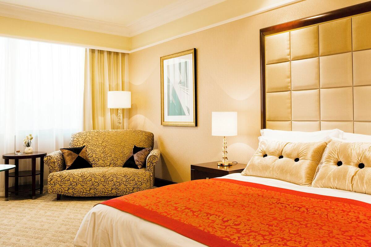 Executive Room, 1 Queen Bed | Minibar, in-room safe, desk, blackout drapes
