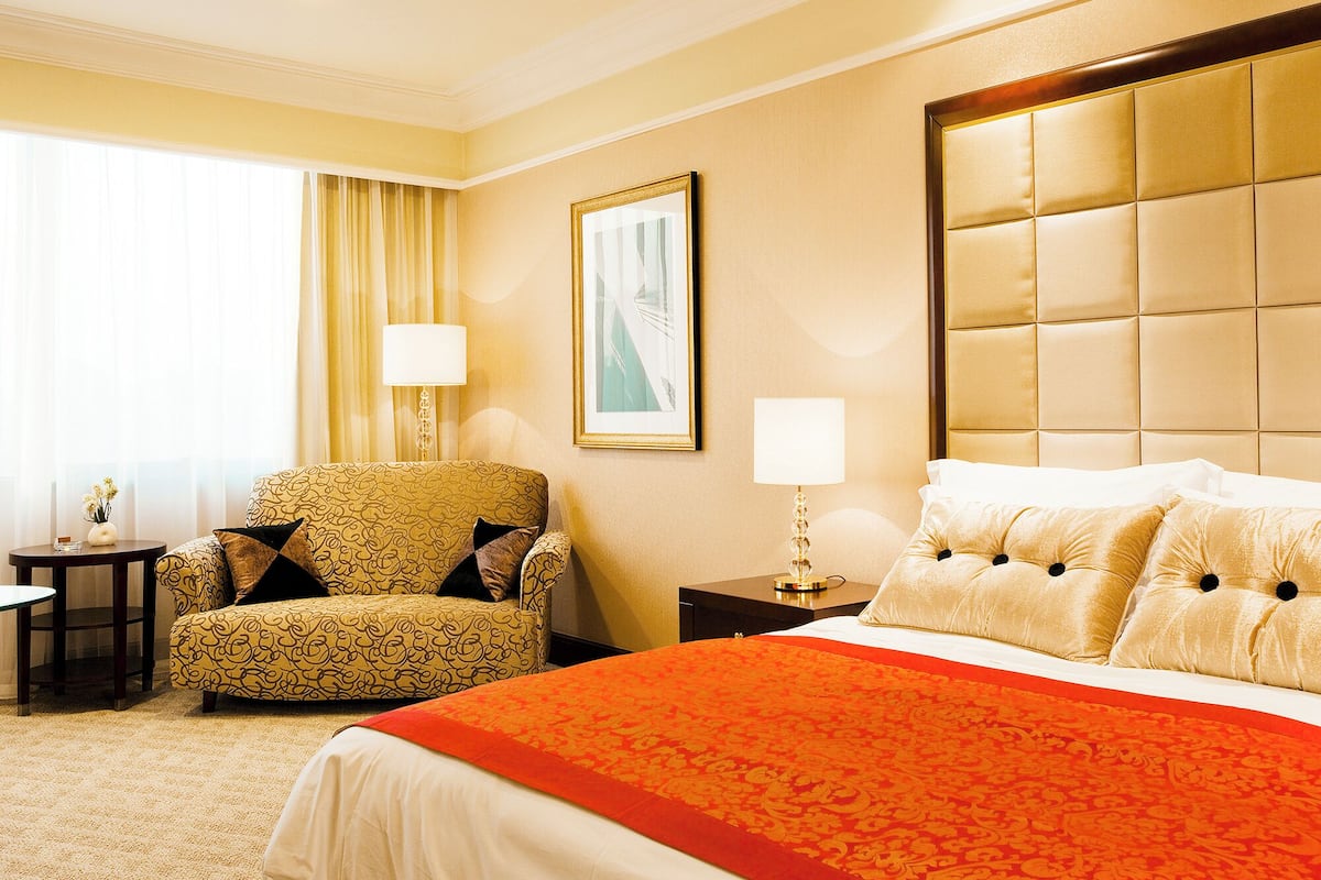 Executive Room, 1 Queen Bed | 1 bedroom, minibar, in-room safe, desk