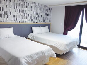 Deluxe Twin Room | Premium bedding, laptop workspace, blackout drapes, soundproofing - Jeju Moseulpo Hotel (Seogwipo)