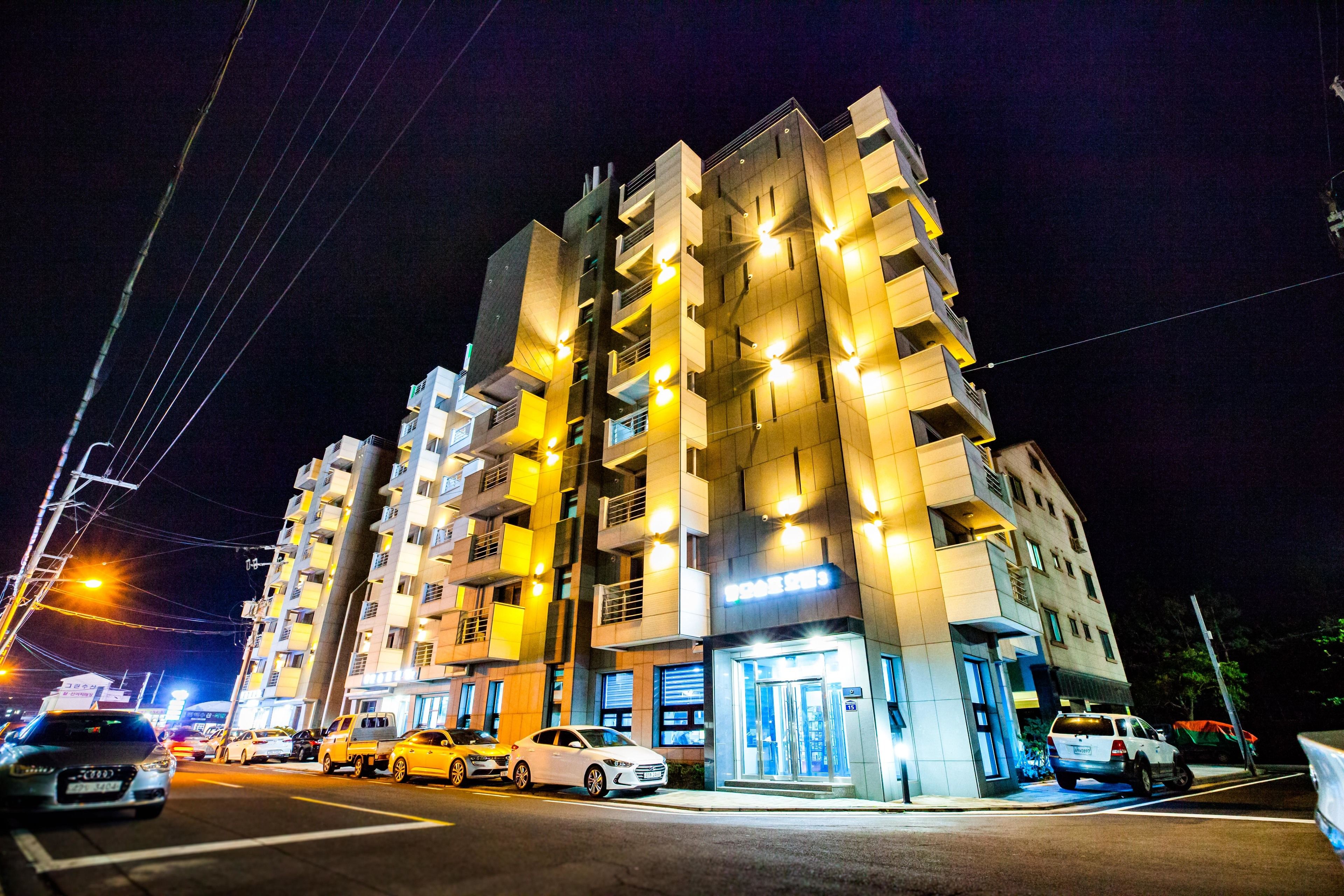 숙박 시설 정면 - 저녁/밤