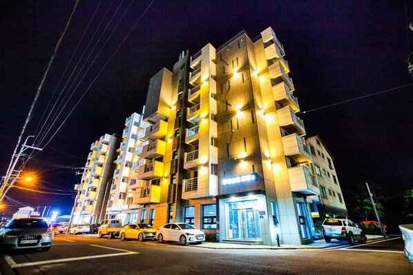 A multi-story building with balconies and a ground-level entrance. - Jeju Moseulpo Hotel (Seogwipo)