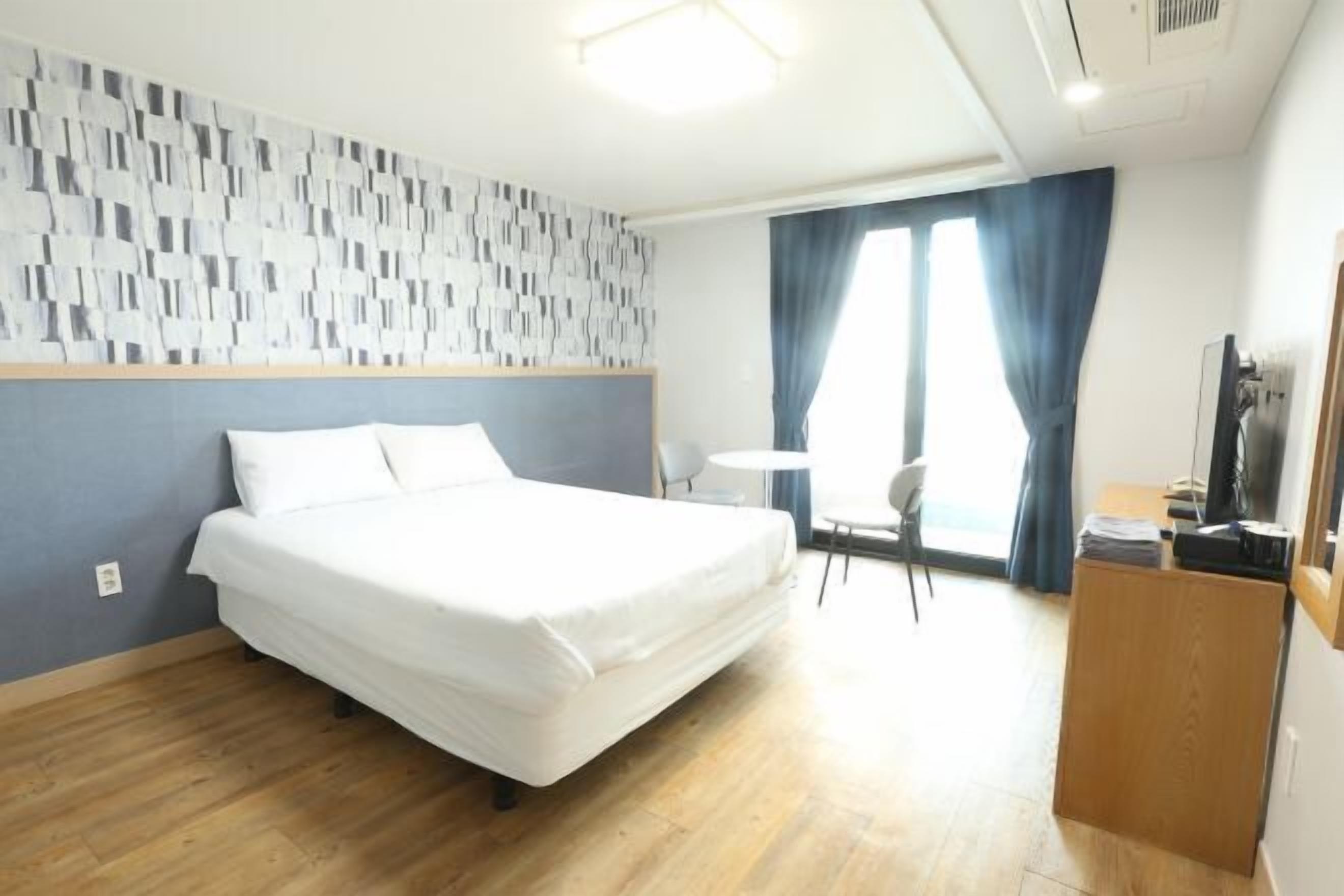 Luxe beddengoed, een laptopwerkplek, verduisterende gordijnen