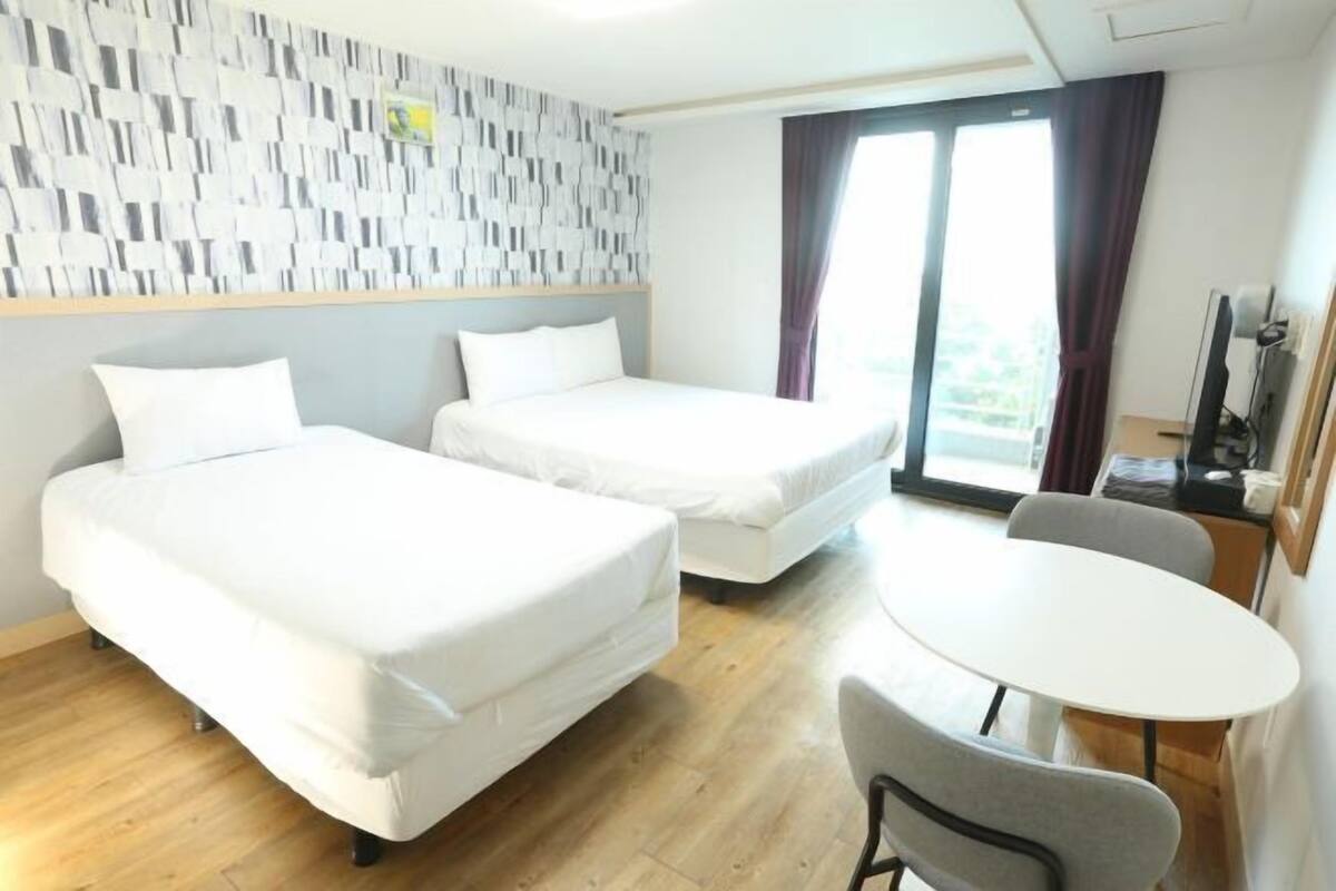 Luxe beddengoed, een laptopwerkplek, verduisterende gordijnen