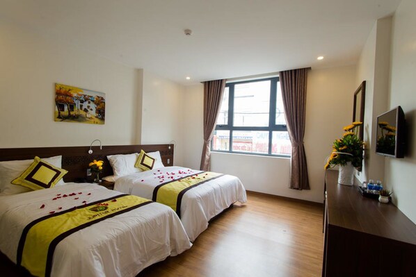 Deluxe Triple Room | Minibar, in-room safe, desk, free WiFi