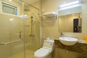 Standardzimmer | Badezimmer | Dusche, kostenlose Toilettenartikel, Haartrockner, Hausschuhe