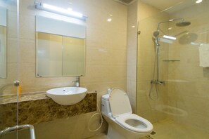Superior Twin Room | Bathroom | Shower, free toiletries, hair dryer, slippers - Jupiter Hotel (Da Nang)
