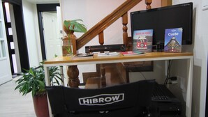 Un espace de travail aménagé à la maison, comprenant un bureau, un ordinateur et deux livres.