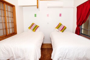 Familjerum | 2 sovrum, arbetsyta för laptop, mörkläggningsgardiner och gratis wi-fi