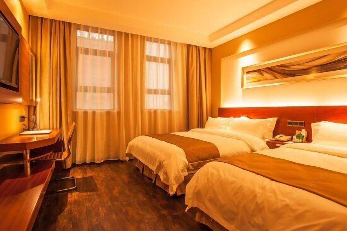 Deluxe Twin Room | Minibar, in-room safe, desk, blackout curtains