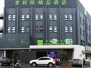 Free self-parking - MAIXINGE BOUTIQUE HOTEL CHUANSHA BRANCH (Shanghai)